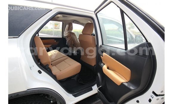 Acheter Import Voiture Toyota Fortuner Blanc à Import - Dubai, Malawi Acheter Import Voiture Toyota Fortuner Blanc à Import - Dubai, Malawi