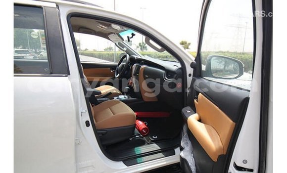 Acheter Import Voiture Toyota Fortuner Blanc à Import - Dubai, Malawi Acheter Import Voiture Toyota Fortuner Blanc à Import - Dubai, Malawi