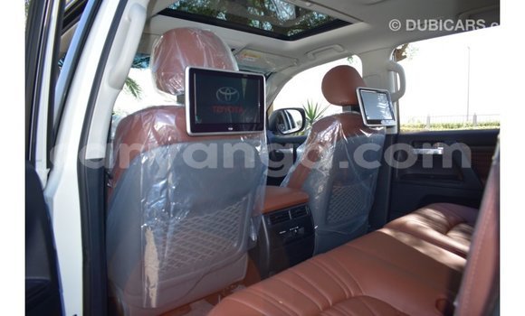 Nunua Imported Toyota Land Cruiser White Gari ndani ya Import - Dubai nchini Malawi Nunua Imported Toyota Land Cruiser White Gari ndani ya Import - Dubai nchini Malawi