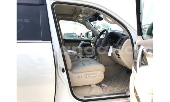 Acheter Import Voiture Toyota Land Cruiser Blanc à Import - Dubai, Malawi Acheter Import Voiture Toyota Land Cruiser Blanc à Import - Dubai, Malawi