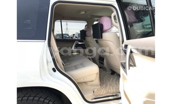 Acheter Import Voiture Toyota Land Cruiser Blanc à Import - Dubai, Malawi Acheter Import Voiture Toyota Land Cruiser Blanc à Import - Dubai, Malawi