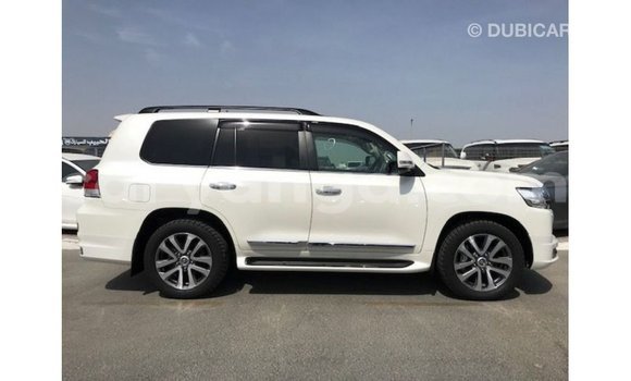 Acheter Import Voiture Toyota Land Cruiser Blanc à Import - Dubai, Malawi Acheter Import Voiture Toyota Land Cruiser Blanc à Import - Dubai, Malawi