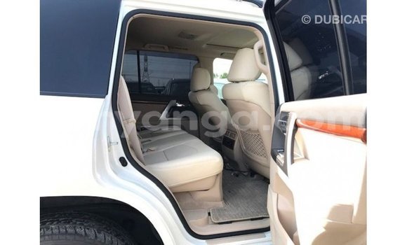 Acheter Import Voiture Toyota Land Cruiser Blanc à Import - Dubai, Malawi Acheter Import Voiture Toyota Land Cruiser Blanc à Import - Dubai, Malawi