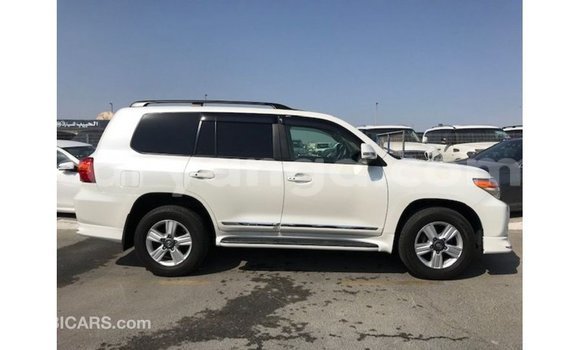 Acheter Import Voiture Toyota Land Cruiser Blanc à Import - Dubai, Malawi Acheter Import Voiture Toyota Land Cruiser Blanc à Import - Dubai, Malawi