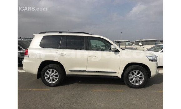Acheter Import Voiture Toyota Land Cruiser Blanc à Import - Dubai, Malawi Acheter Import Voiture Toyota Land Cruiser Blanc à Import - Dubai, Malawi
