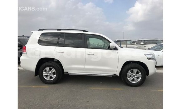 Acheter Import Voiture Toyota Land Cruiser Blanc à Import - Dubai, Malawi Acheter Import Voiture Toyota Land Cruiser Blanc à Import - Dubai, Malawi