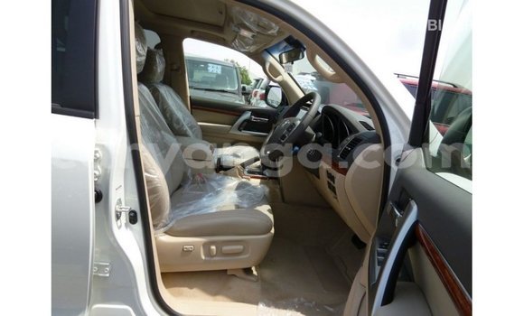 Acheter Import Voiture Toyota Land Cruiser Blanc à Import - Dubai, Malawi Acheter Import Voiture Toyota Land Cruiser Blanc à Import - Dubai, Malawi