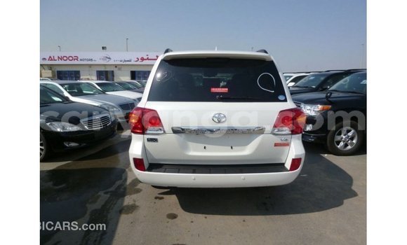 Acheter Import Voiture Toyota Land Cruiser Blanc à Import - Dubai, Malawi Acheter Import Voiture Toyota Land Cruiser Blanc à Import - Dubai, Malawi