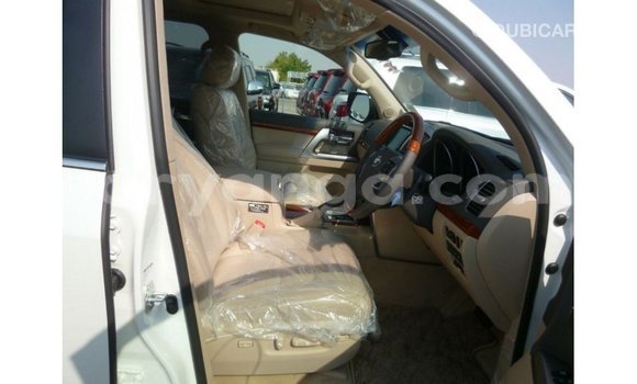 Acheter Import Voiture Toyota Land Cruiser Blanc à Import - Dubai, Malawi Acheter Import Voiture Toyota Land Cruiser Blanc à Import - Dubai, Malawi