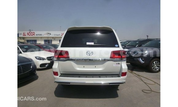 Acheter Import Voiture Toyota Land Cruiser Blanc à Import - Dubai, Malawi Acheter Import Voiture Toyota Land Cruiser Blanc à Import - Dubai, Malawi
