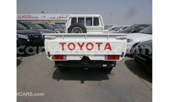 Acheter Import Voiture Toyota Land Cruiser Blanc à Import - Dubai, Malawi Acheter Import Voiture Toyota Land Cruiser Blanc à Import - Dubai, Malawi