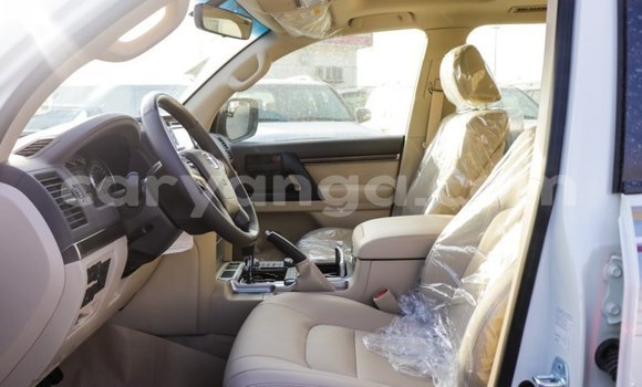 Acheter Import Voiture Toyota Land Cruiser Blanc à Import - Dubai, Malawi Acheter Import Voiture Toyota Land Cruiser Blanc à Import - Dubai, Malawi