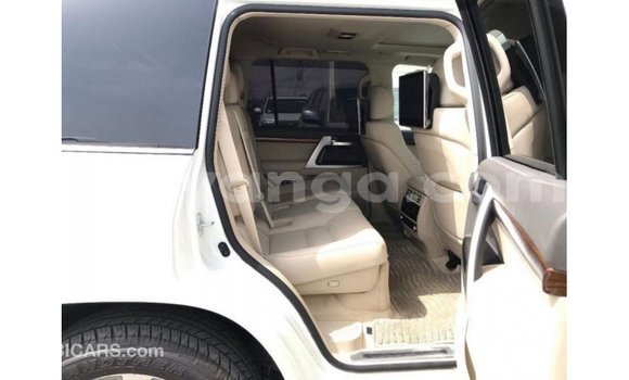 Acheter Import Voiture Toyota Land Cruiser Blanc à Import - Dubai, Malawi Acheter Import Voiture Toyota Land Cruiser Blanc à Import - Dubai, Malawi