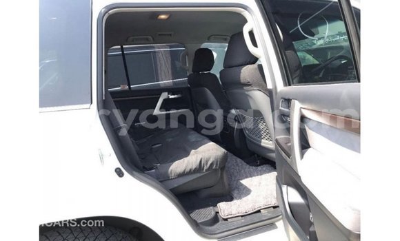 Nunua Imported Toyota Land Cruiser White Gari ndani ya Import - Dubai nchini Malawi Nunua Imported Toyota Land Cruiser White Gari ndani ya Import - Dubai nchini Malawi