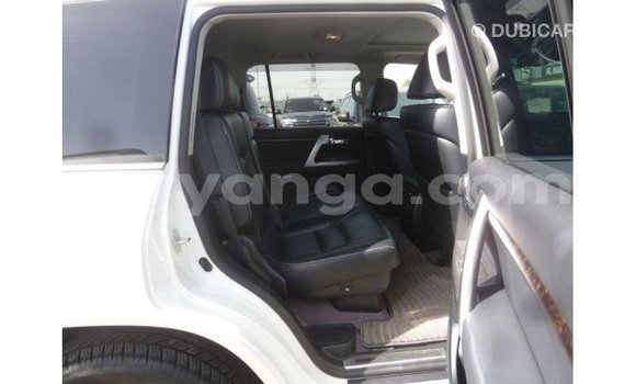 Acheter Import Voiture Toyota Land Cruiser Blanc à Import - Dubai, Malawi Acheter Import Voiture Toyota Land Cruiser Blanc à Import - Dubai, Malawi