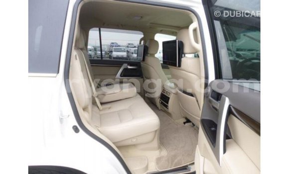 Acheter Import Voiture Toyota Land Cruiser Blanc à Import - Dubai, Malawi Acheter Import Voiture Toyota Land Cruiser Blanc à Import - Dubai, Malawi
