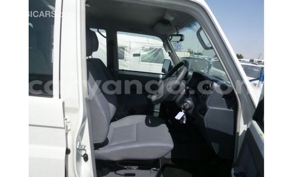 Acheter Import Voiture Toyota Land Cruiser Blanc à Import - Dubai, Malawi Acheter Import Voiture Toyota Land Cruiser Blanc à Import - Dubai, Malawi