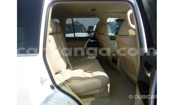 Acheter Import Voiture Toyota Land Cruiser Blanc à Import - Dubai, Malawi Acheter Import Voiture Toyota Land Cruiser Blanc à Import - Dubai, Malawi