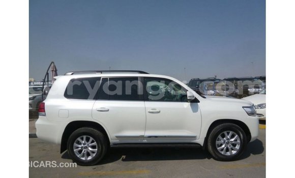 Acheter Import Voiture Toyota Land Cruiser Blanc à Import - Dubai, Malawi Acheter Import Voiture Toyota Land Cruiser Blanc à Import - Dubai, Malawi