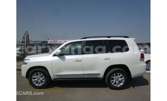 Acheter Import Voiture Toyota Land Cruiser Blanc à Import - Dubai, Malawi Acheter Import Voiture Toyota Land Cruiser Blanc à Import - Dubai, Malawi