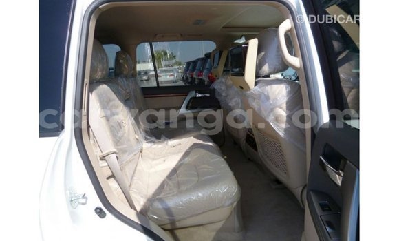 Acheter Import Voiture Toyota Land Cruiser Blanc à Import - Dubai, Malawi Acheter Import Voiture Toyota Land Cruiser Blanc à Import - Dubai, Malawi