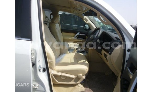Acheter Import Voiture Toyota Land Cruiser Blanc à Import - Dubai, Malawi Acheter Import Voiture Toyota Land Cruiser Blanc à Import - Dubai, Malawi