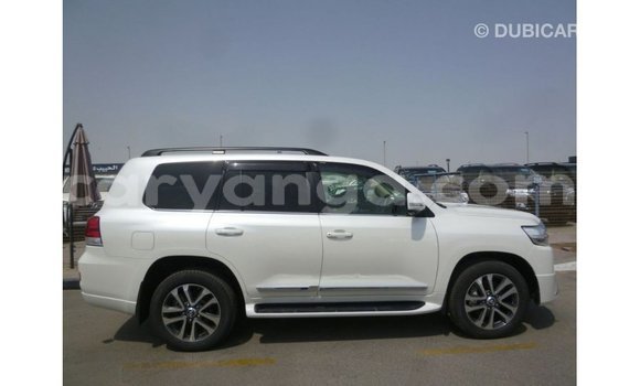 Acheter Import Voiture Toyota Land Cruiser Blanc à Import - Dubai, Malawi Acheter Import Voiture Toyota Land Cruiser Blanc à Import - Dubai, Malawi