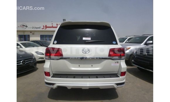 Acheter Import Voiture Toyota Land Cruiser Blanc à Import - Dubai, Malawi Acheter Import Voiture Toyota Land Cruiser Blanc à Import - Dubai, Malawi