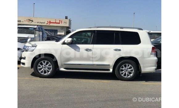 Nunua Imported Toyota Land Cruiser White Gari ndani ya Import - Dubai nchini Malawi Nunua Imported Toyota Land Cruiser White Gari ndani ya Import - Dubai nchini Malawi