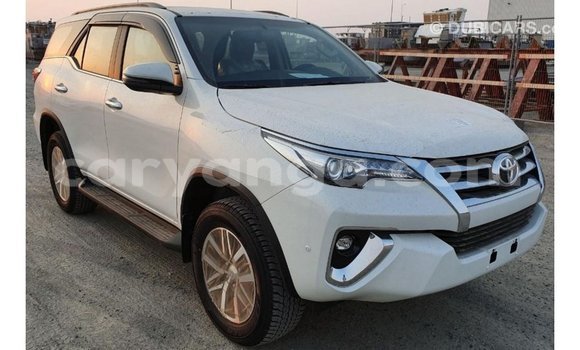 Acheter Import Voiture Toyota Fortuner Blanc à Import - Dubai, Malawi Acheter Import Voiture Toyota Fortuner Blanc à Import - Dubai, Malawi