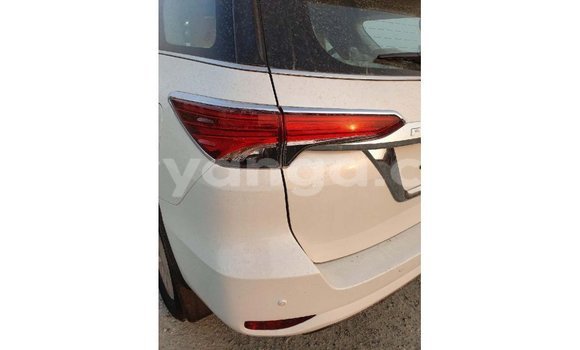 Acheter Import Voiture Toyota Fortuner Blanc à Import - Dubai, Malawi Acheter Import Voiture Toyota Fortuner Blanc à Import - Dubai, Malawi
