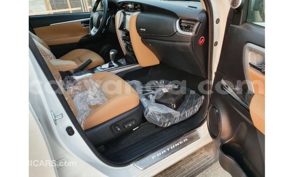 Acheter Import Voiture Toyota Fortuner Blanc à Import - Dubai, Malawi Acheter Import Voiture Toyota Fortuner Blanc à Import - Dubai, Malawi
