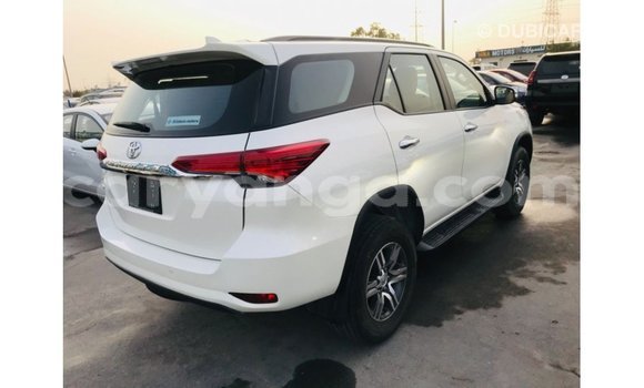 Nunua Imported Toyota Fortuner White Gari ndani ya Import - Dubai nchini Malawi Nunua Imported Toyota Fortuner White Gari ndani ya Import - Dubai nchini Malawi