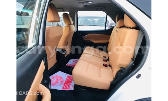 Nunua Imported Toyota Fortuner White Gari ndani ya Import - Dubai nchini Malawi Nunua Imported Toyota Fortuner White Gari ndani ya Import - Dubai nchini Malawi