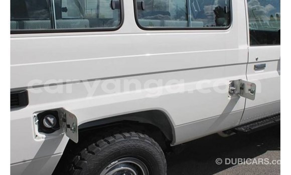 Acheter Import Voiture Toyota Land Cruiser Blanc à Import - Dubai, Malawi Acheter Import Voiture Toyota Land Cruiser Blanc à Import - Dubai, Malawi