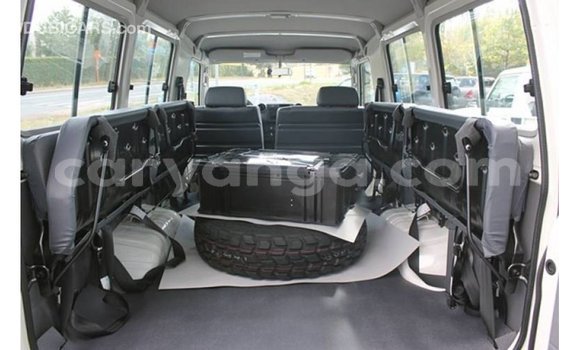 Acheter Import Voiture Toyota Land Cruiser Blanc à Import - Dubai, Malawi Acheter Import Voiture Toyota Land Cruiser Blanc à Import - Dubai, Malawi