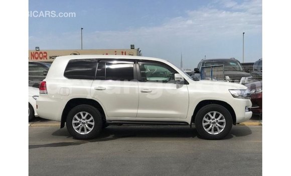 Acheter Import Voiture Toyota Land Cruiser Blanc à Import - Dubai, Malawi Acheter Import Voiture Toyota Land Cruiser Blanc à Import - Dubai, Malawi