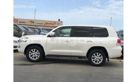 Acheter Import Voiture Toyota Land Cruiser Blanc à Import - Dubai, Malawi Acheter Import Voiture Toyota Land Cruiser Blanc à Import - Dubai, Malawi