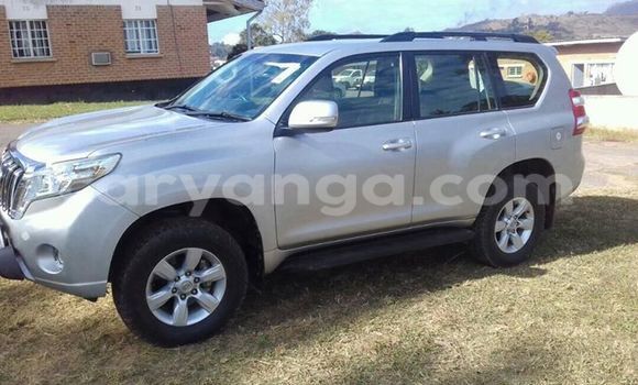 Nunua Ilio tumika Toyota Land Cruiser Prado Silver Gari ndani ya Limete nchini Malawi Nunua Ilio tumika Toyota Land Cruiser Prado Silver Gari ndani ya Limete nchini Malawi