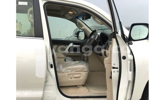 Acheter Import Voiture Toyota Land Cruiser Blanc à Import - Dubai, Malawi Acheter Import Voiture Toyota Land Cruiser Blanc à Import - Dubai, Malawi