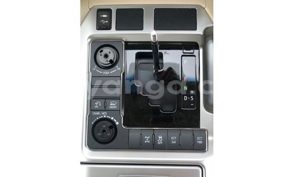 Acheter Import Voiture Toyota Land Cruiser Blanc à Import - Dubai, Malawi Acheter Import Voiture Toyota Land Cruiser Blanc à Import - Dubai, Malawi