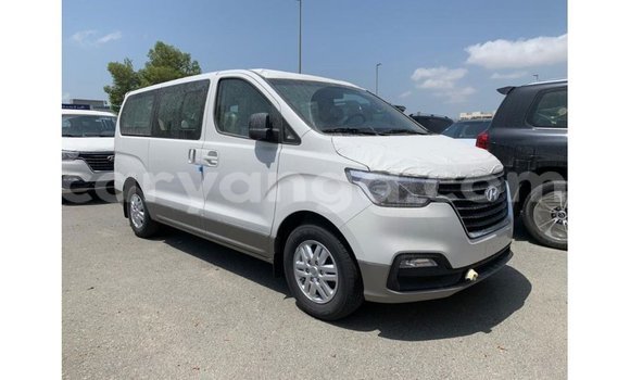 Buy Import Hyundai Chorus White Truck in Import - Dubai in Malawi