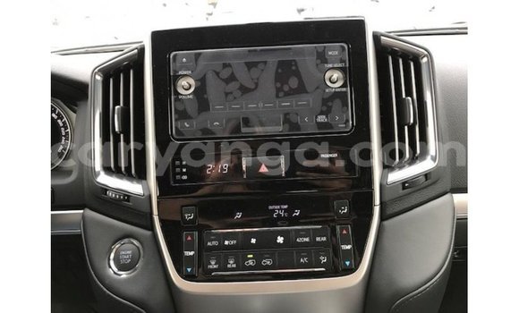 Acheter Import Voiture Toyota Land Cruiser Blanc à Import - Dubai, Malawi Acheter Import Voiture Toyota Land Cruiser Blanc à Import - Dubai, Malawi
