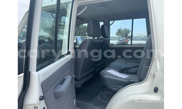 Acheter Import Voiture Toyota Land Cruiser Blanc à Import - Dubai, Malawi Acheter Import Voiture Toyota Land Cruiser Blanc à Import - Dubai, Malawi