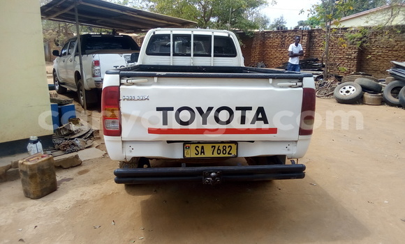 Buy Used Toyota Hilux White Car in Kasungu in Malawi Buy Used Toyota Hilux White Car in Kasungu in Malawi