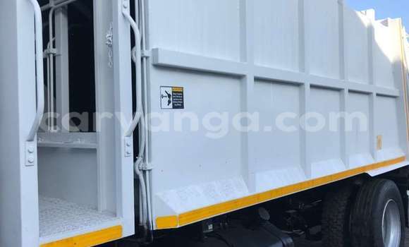 Nunua Ilio tumika Nissan UD White Lori ndani ya Blantyre nchini Malawi Nunua Ilio tumika Nissan UD White Lori ndani ya Blantyre nchini Malawi