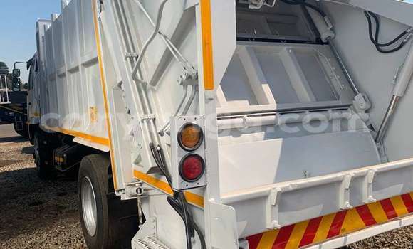 Nunua Ilio tumika Nissan UD White Lori ndani ya Blantyre nchini Malawi Nunua Ilio tumika Nissan UD White Lori ndani ya Blantyre nchini Malawi