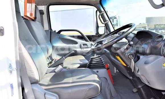 Nunua Ilio tumika Hino 300 Series White Lori ndani ya Blantyre nchini Malawi Nunua Ilio tumika Hino 300 Series White Lori ndani ya Blantyre nchini Malawi