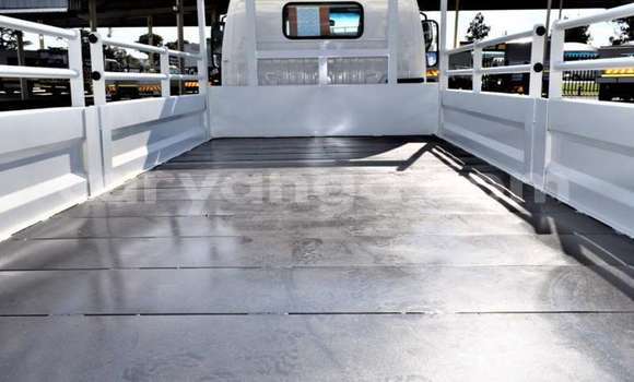 Nunua Ilio tumika Hino 300 Series White Lori ndani ya Blantyre nchini Malawi Nunua Ilio tumika Hino 300 Series White Lori ndani ya Blantyre nchini Malawi