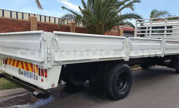 Nunua Ilio tumika Caterpillar 120 White Lori ndani ya Blantyre nchini Malawi Nunua Ilio tumika Caterpillar 120 White Lori ndani ya Blantyre nchini Malawi
